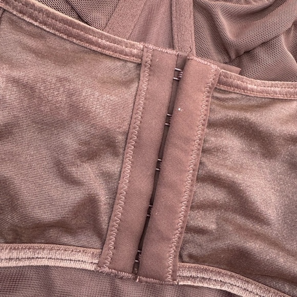 SKIMS Shimmering Corset Bra - Picture 5 of 14